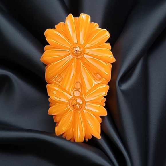 Vintage Bakelite butterscotch Carved flower clip made 1930 beautiful design - Picture 16 of 16